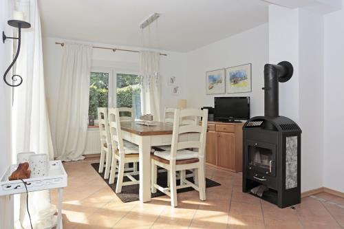 Borkum Ferienhaus Commandeurskoje - Esszimmer mit Kamin