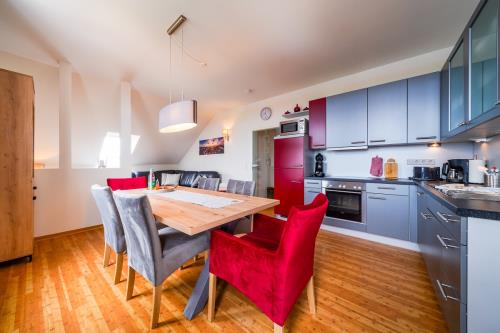 Borkum Villa Emilie, Ferienwohnung Christine - Küche mit Essbereich