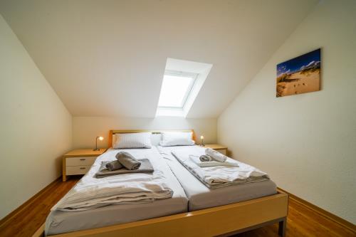 Borkum Villa Emilie, Ferienwohnung Christine - Elternschlafzimmer