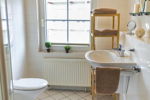 Borkum Ferienwohnung Swantje / Haus Leuchtturmkieker - Tageslichtbad mit Runddusche