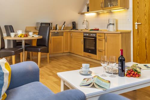 Borkum Ferienwohnung Trientje / Haus Leuchtturmkieker - Küchen- und Essbereich